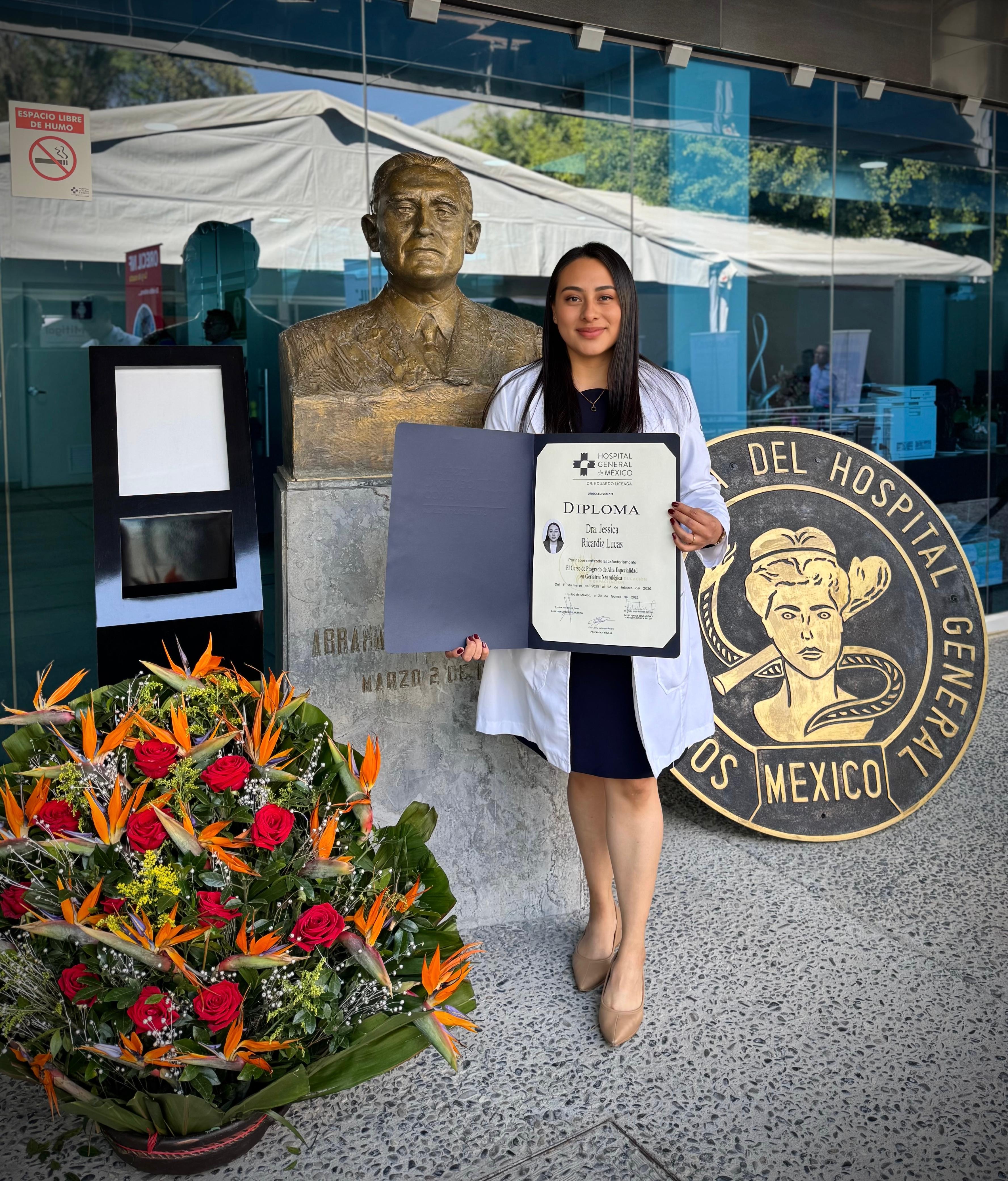 Dra. Jessica Ricardiz recibiendo su diploma — Hospital General de México